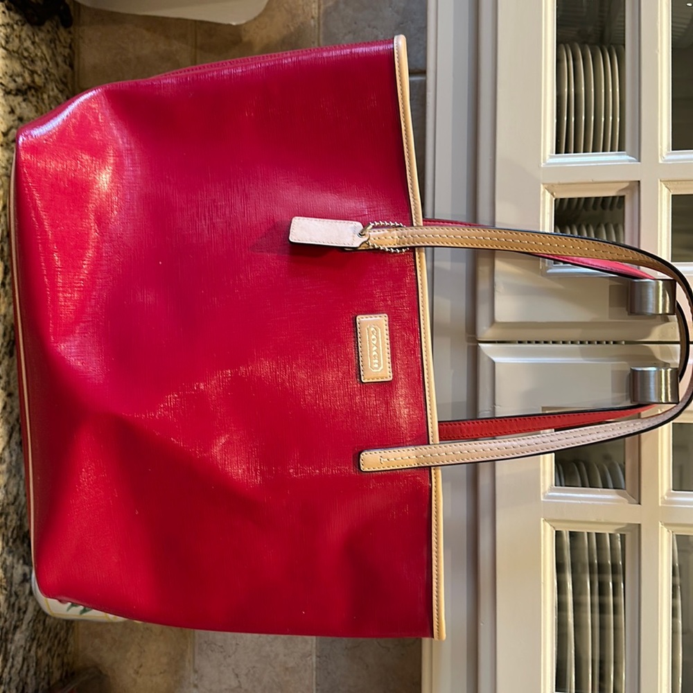 Coach pink shoulder bag in excellent condition